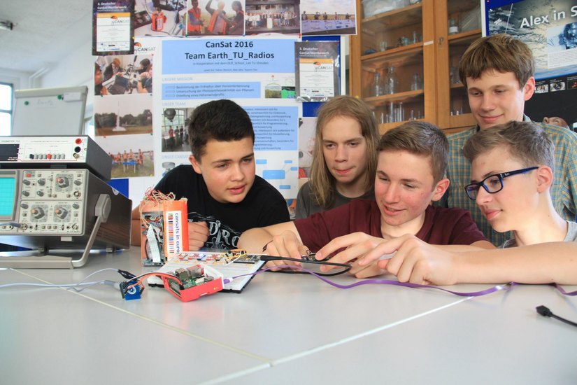 Dominik (15), Fabian (16), Elias (15), Janek (15) und Till (15) bei der Arbeit im DLR-School-Lab.    Foto: Schramm