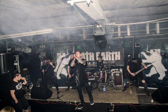 Beim »Death Earth Festival« heizen Metal-Bands den Fans ordentlich ein.