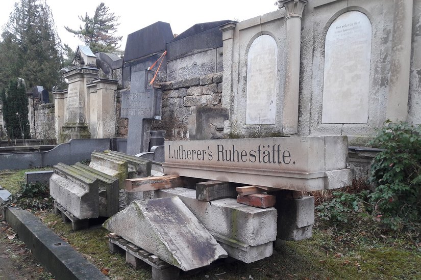 Trinitatisfriedhof - Vorbereitungen für die Sanierung der Friedhofsmauer im Februar 2023.