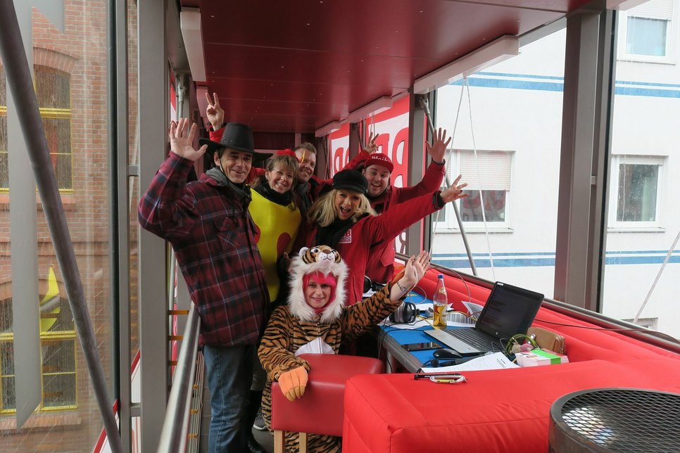 Während der »BB Radio-Morgenshow«, auf der Gläsernen Brücke in Cottbus, stimmten sich die Karnevalsfans auf den Karnevalsumzug ein. Foto: dda