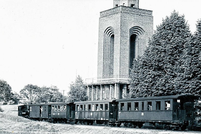 Zug der Spreewaldbahn am Bismarckturm in Burg. Foto: Sammlung Großstück