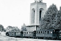 Zug der Spreewaldbahn am Bismarckturm in Burg. Foto: Sammlung Großstück