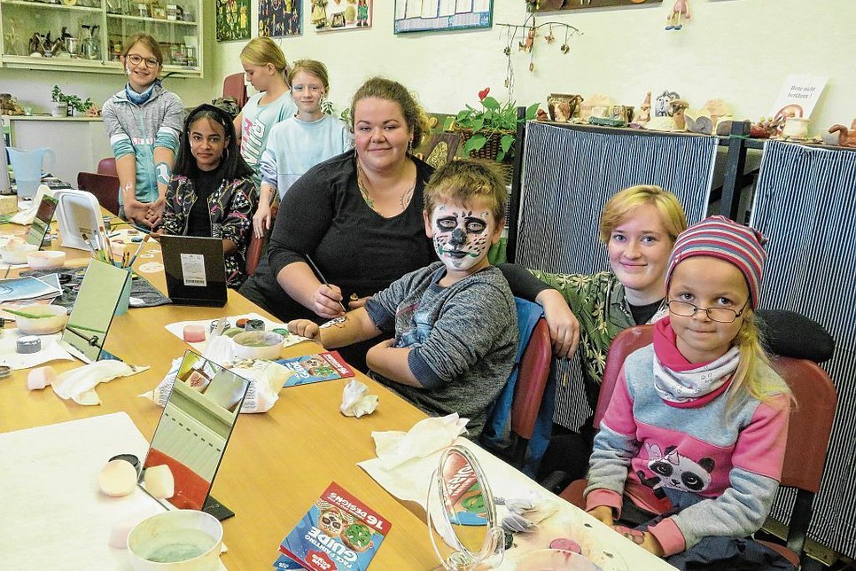 Natürlich lernten die Kinder beim Zirkus-Workshop auf der Kinder- und Jugendfarm auch die Maskenbildnerei kennen. Foto: Silke Richter
