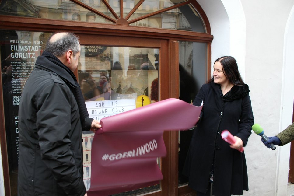 Oberbürgermeister Octavian Ursu und EGZ-Geschäftsführerin Andrea Behr enthüllen eines der neuen Filmschaufenster. Foto: T. Keil