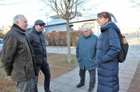 Dietmar Starke, Ray Schiefner, Ulrich Neumann und Sabina Kindermann (v.l.) wünschen sich in Zukunft weniger Lärm am Busbahnhof Deuben.