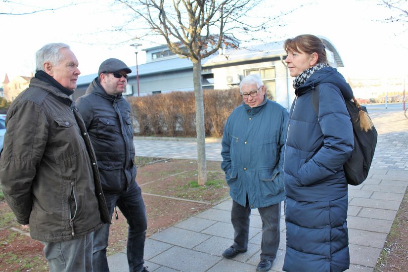 Dietmar Starke, Ray Schiefner, Ulrich Neumann und Sabina Kindermann (v.l.) wünschen sich in Zukunft weniger Lärm am Busbahnhof Deuben.