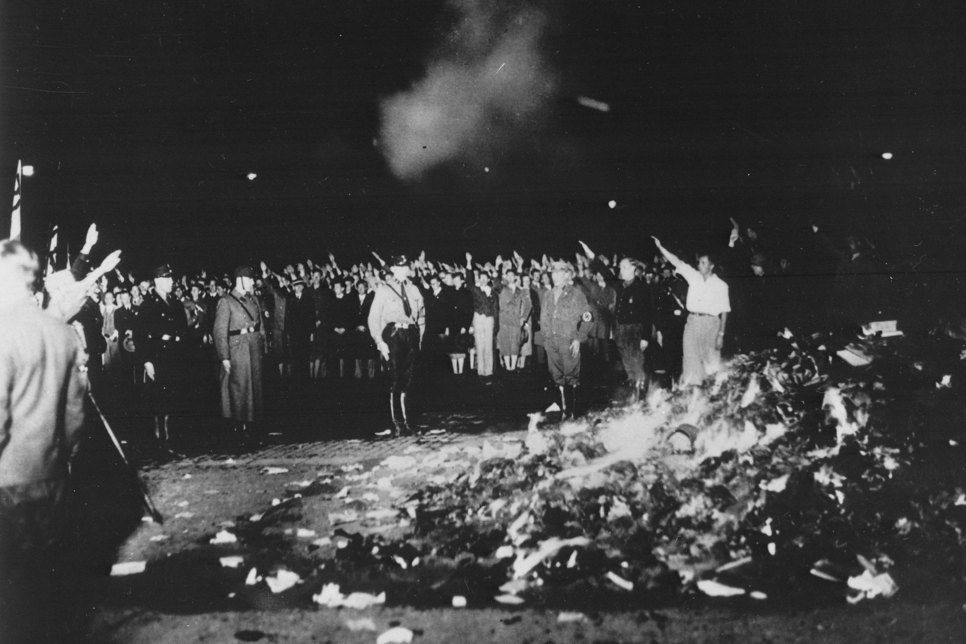 Bücherverbrennung der Nazis am 10. Mai 1933 auf dem damaligen Opernplatz in Berlin. Foto: Bundesarchiv