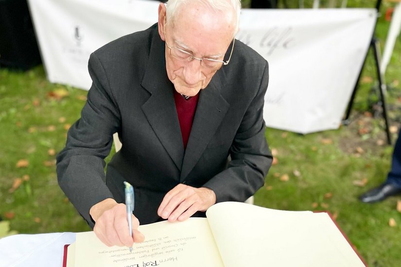 Rolf Ebert durfte sich in das Goldene Buch der Stadt eintragen.