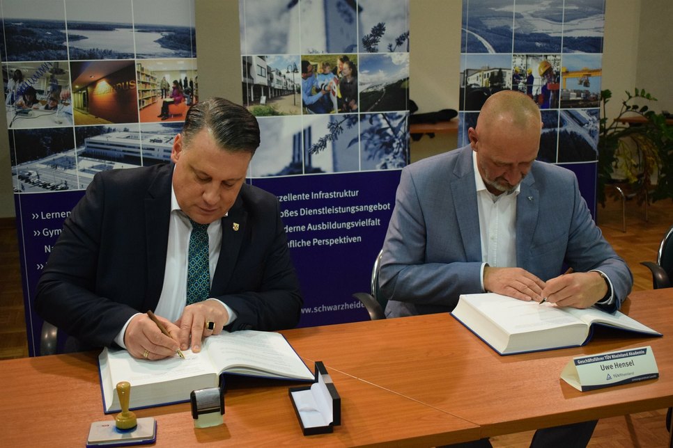Schwarzheides Bürgermeister Christoph Schmidt und Uwe Hensel, Geschäftsführer TÜV Rheinland Akademie  bei der Unterzeichnung des Betreibervertrages für der Leistungszentrum Lausitz.
