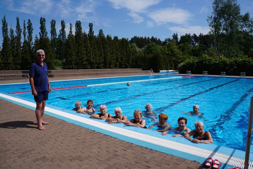 Die Damen der Seniorenschwimmgruppe eröffnen die Freibadsaison im Großräschen.