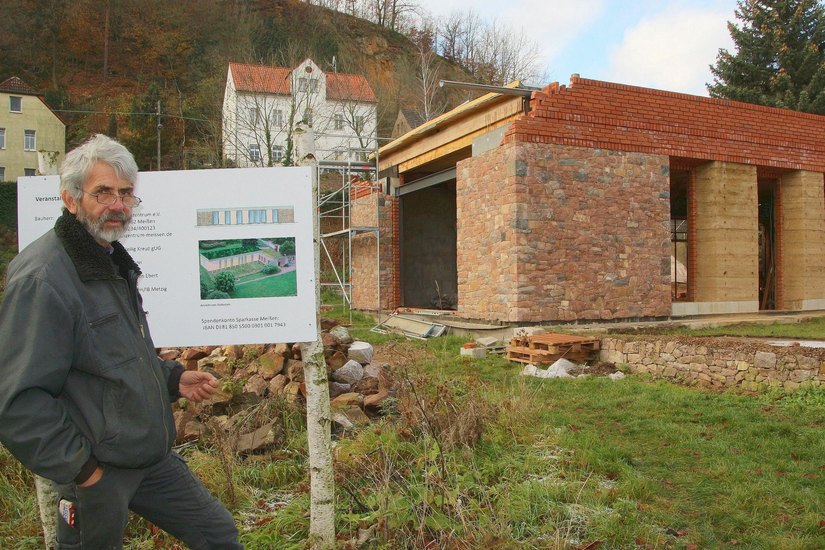 Helge Landmann hofft auf Unterstützung für den Weiterbau des neuen Veranstaltungshauses. Fotos: Farrar