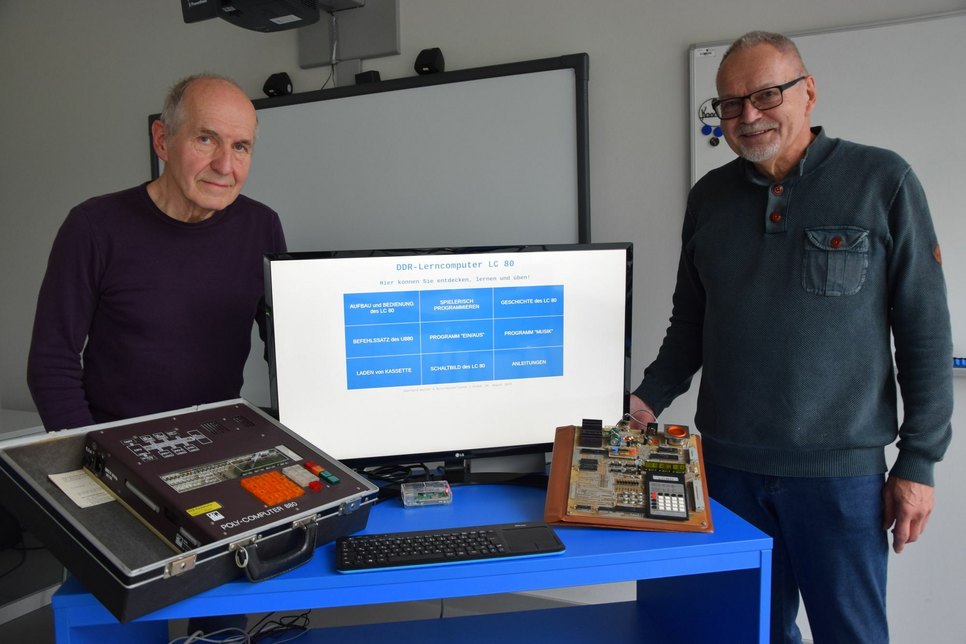 Gerhard Walter und Wolfgang Kunde zeigen den Raspberry Pie, auf dem das Lernprogramm zu dem ersten freiprogrammierbaren Homecomputer der DDR LC 80 läuft. Foto: Demczenko