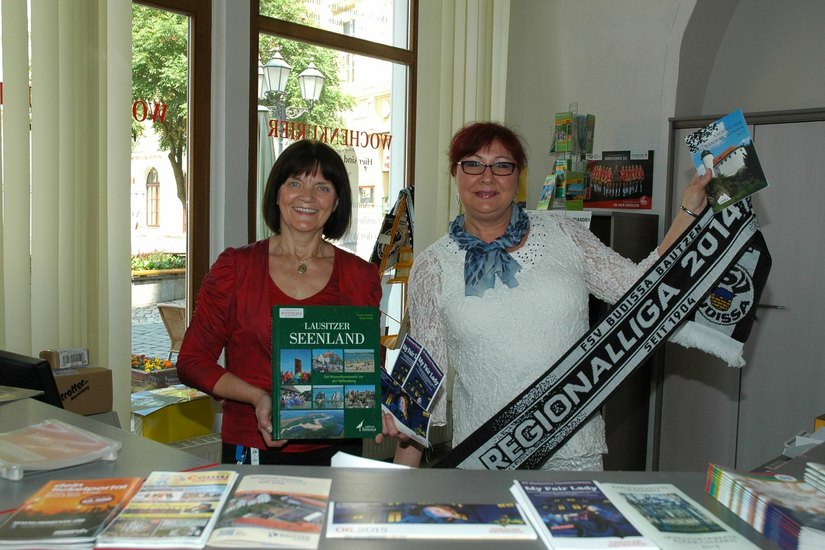 Helga Röwe (links) und Angelika Krönert sind Ihre Ansprechpartnerinnen in der Bautzener WochenKurier-Geschäftsstelle. Foto: has