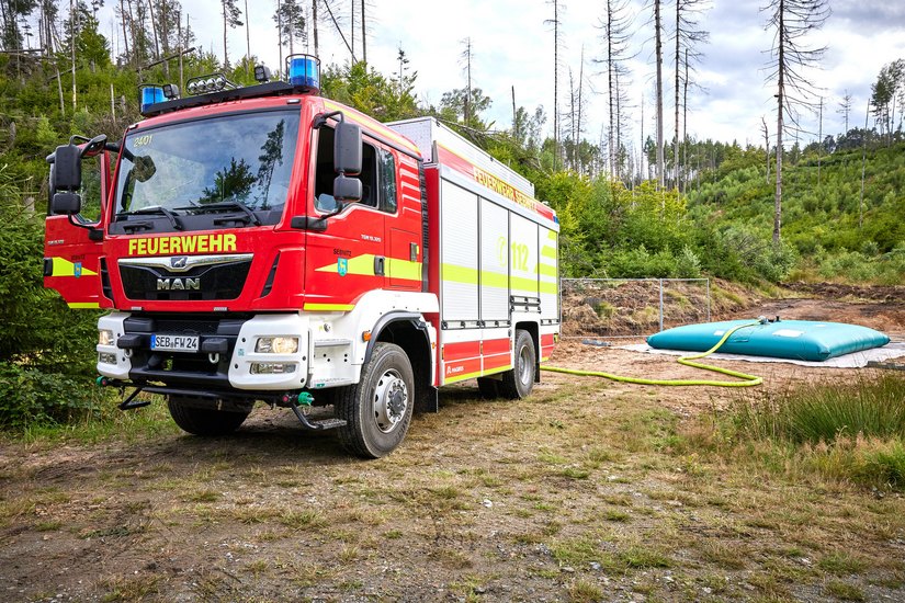 Die Feuerwehr Sebnitz hat die Befüllung der mobilen Löschwasserzisterne unterstützt.