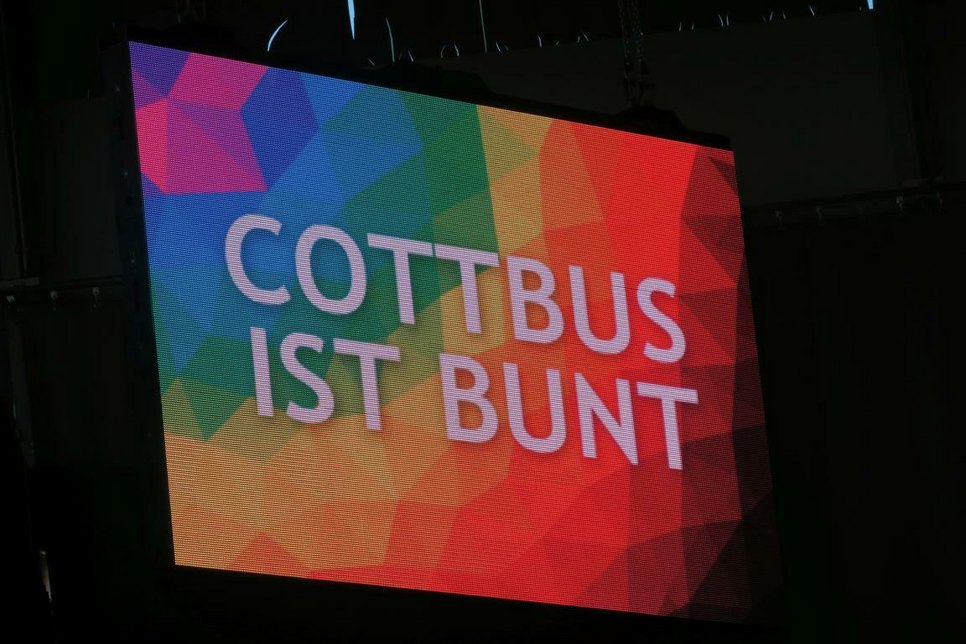 Unter dem Motto „Cottbus ist bunt“ lud am Dienstag ein Bündnis von verschiedenen Institutionen in Cottbus zu einem deutsch-internationalen Freundschafts-Turnier mit den B-Junioren des FC Energie Cottbus und BTU-Studierenden in die Lausitz-Arena ein. Foto: jho