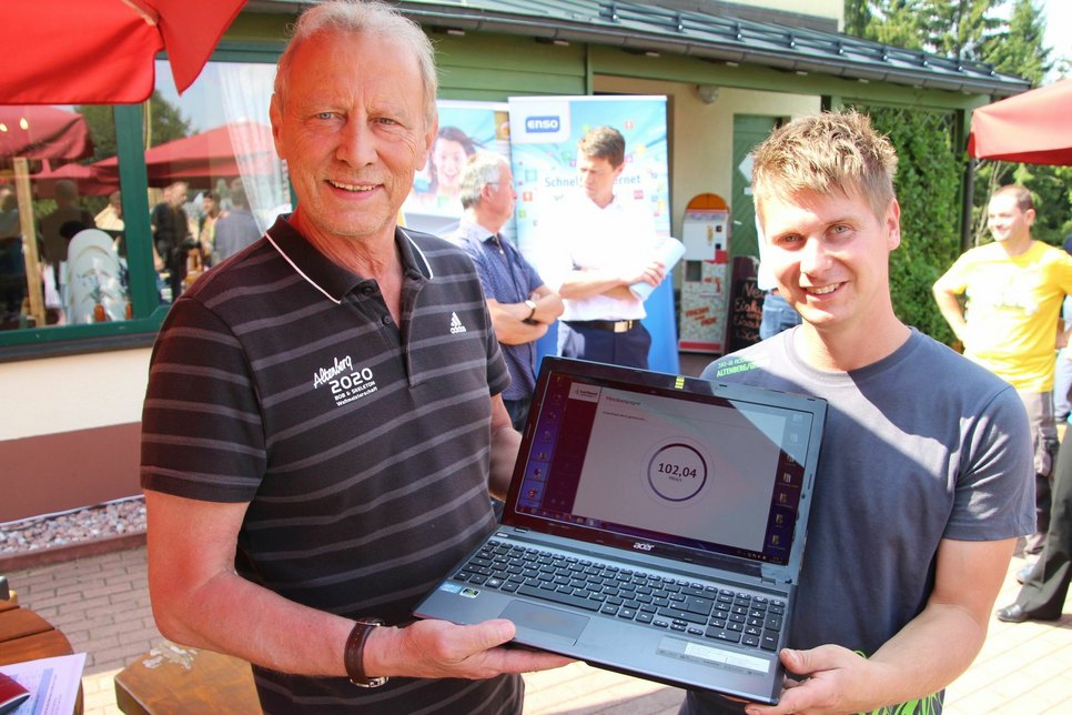 Machten gleich einen Speedtest: Bürgermeister Thomas Kirsten (l.) und Manuel Püschel (Sommerrodelbahn). Ergebnis: 102,04 Mbit/s. 		 Foto: Schramm