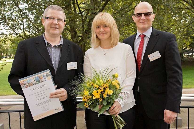 Michael Kimme, Pflegedienstleitung und Katja Hesse, stellv. Pflegedienstleitung, nahmen die Auszeichnung von Jörg Schudmann, BGW Hamburg (v.l.) entgegen.  Foto: BGW