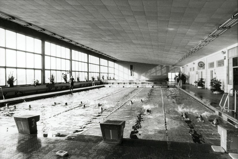 Im Jahr 1985 sah so die Schwimmhalle innen aus. Foto: Hans-Joachim Nemitz