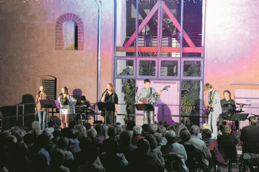 Die Band »Age in Trouble« des Gotthold-Ephraim-Lessing-Gymnasiums Döbeln spielte zum Finale der 16. Riesaer Sommerbühne.  Foto: Peter Noack