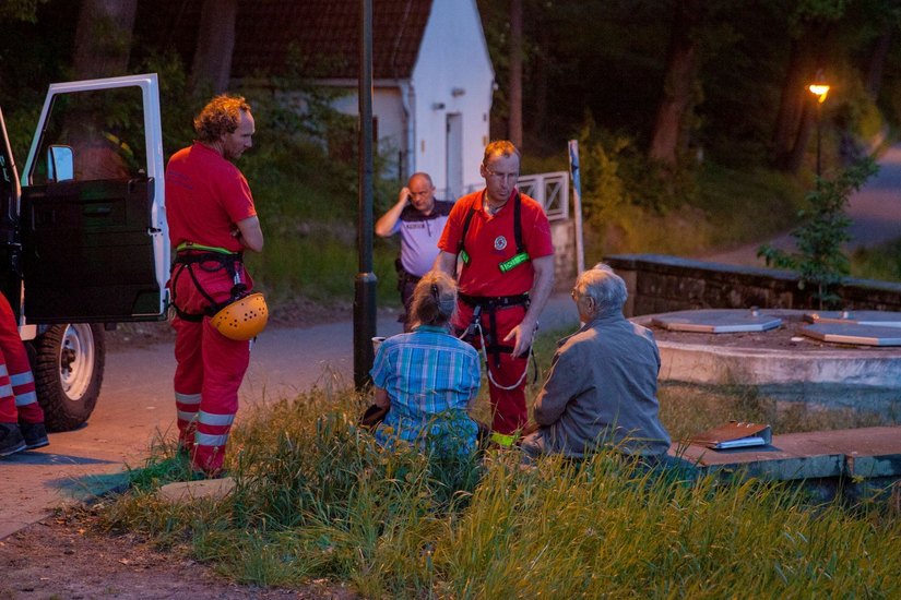 Die zwei Begleiter des Toten im Gespräch mit Bergwacht und Polizei. Foto: Marko Förster