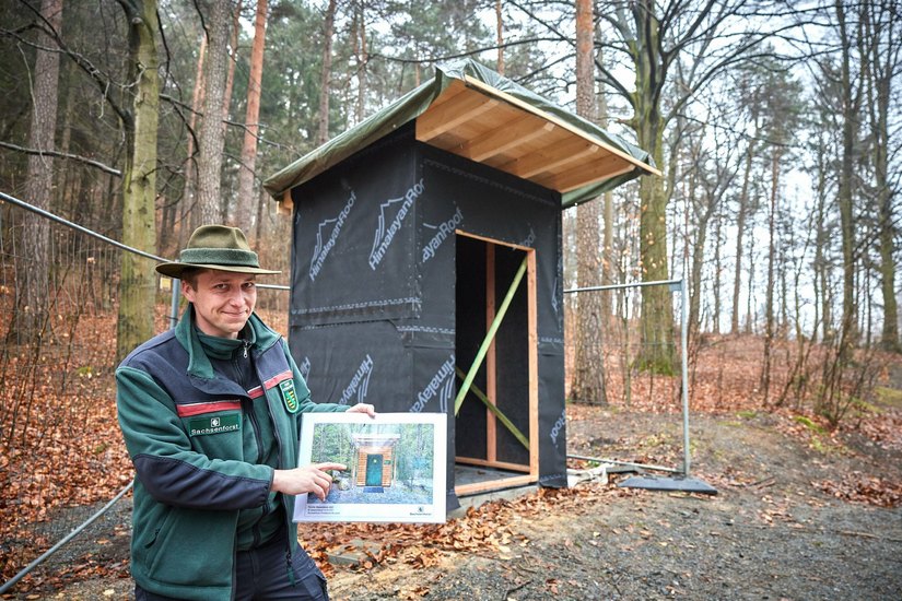 Lukas Schubert von Sachsenforst präsentiert die im Aufbau befindliche Waldtoilette.
