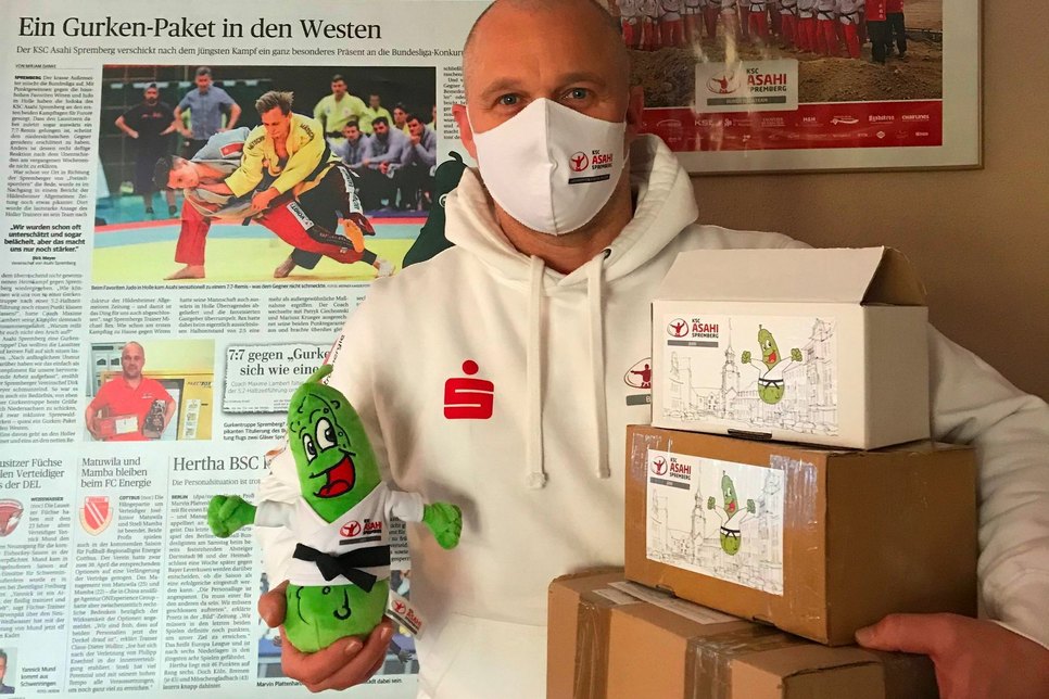 Vereinsvorsitzender Dirk Meyer verschickt vier Jahre nach der Geburt der »Gurkentruppe« erneut Pakete mit Gurken. Foto: pm