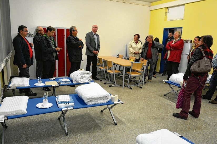 Vertreter des Landkreises, Anwohner und Stadtverordnete machten sich ein Bild von der Notunterkunft, die in Trattendorf eingerichtet wurde. Foto: db