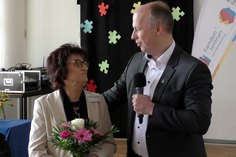Bürgermeister Mirko Buhr verabschiedet Carola Werner in den Ruhestand.