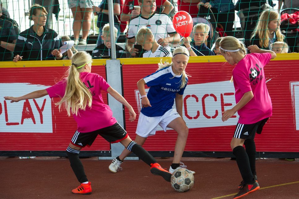 Gespielt wird auf der Soccer Tour auf Kleinfeldern in Teams mit jeweils drei Spielern oder Spielerinnen. Foto: Dirk Montag/Deutsche Soccer Liga