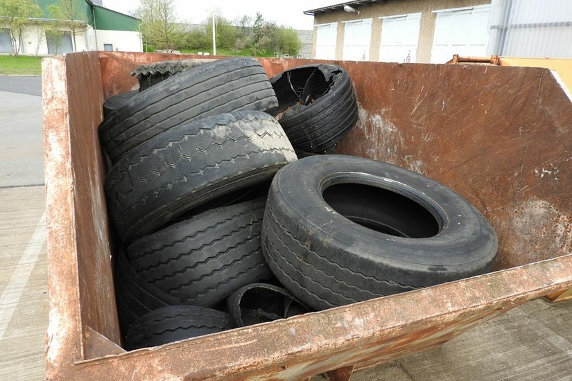 Sechs Container Reifen sammeln die Mitarbeiter der Autobahnmeisterei im Schnitt pro Jahr von den Fahrbahnen