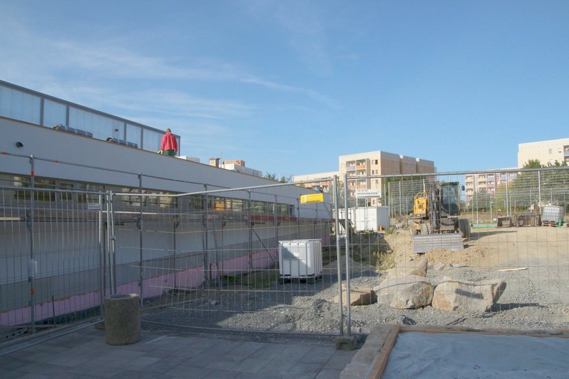 Sporthalle an der neuen 4. Grundschule in Meißen kann noch nicht eröffnet werden: Wasserschaden am Hallenboden! Foto: Farrar