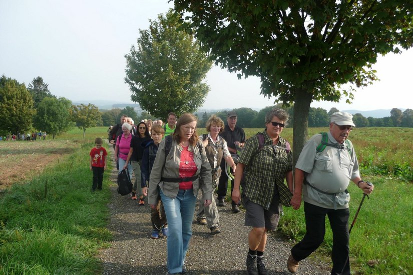 Wanderer auf dem Weg zum Papststein in Kleinhennersdorf.