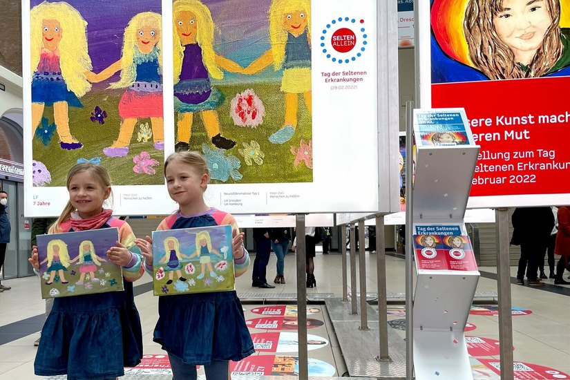 Das Selbstporträt von Anna Wiegandt aus Berlin (rechts im Bild) ist das Titelmotiv der Ausstellung. Die Zwillingsschwestern Lotte und Emma haben ebenfalls Bilder zur Verfügung gestellt.