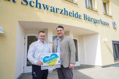 Detlef Lücke, Vereinspräsident des SCC, übergibt den Spendenscheck an den Schwarzheider Bürgermeister Christoph Schmidt.  Foto: pm