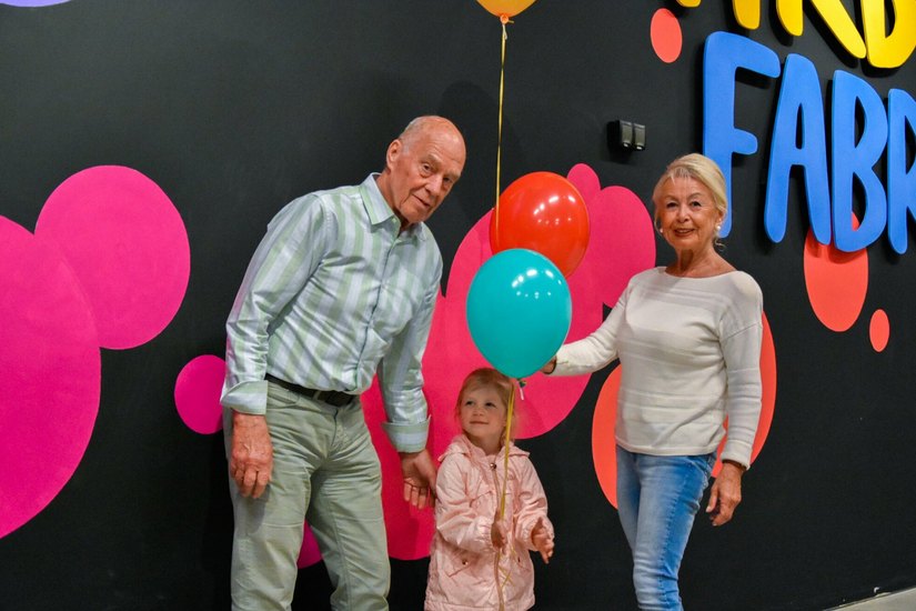 Familie Gorka aus Dresden, mit der dreijährigen Enkelin Alessia, durfte erster Tester der neuen Farbfabrik sein und war begeistert.