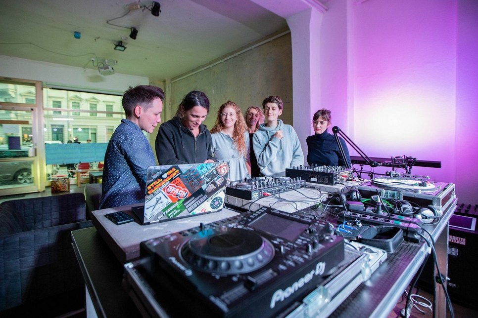 Bei einem DJ-Workshop im Steinhaus Bautzen dürfen sich talentierte Frauen am Pult austoben. Foto: Christin Nitzsche Fall Apart Photography
