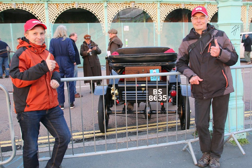 Sven Götting (l.) und Peter Müller beim »London to Brighton Veteran Car Run« in London.