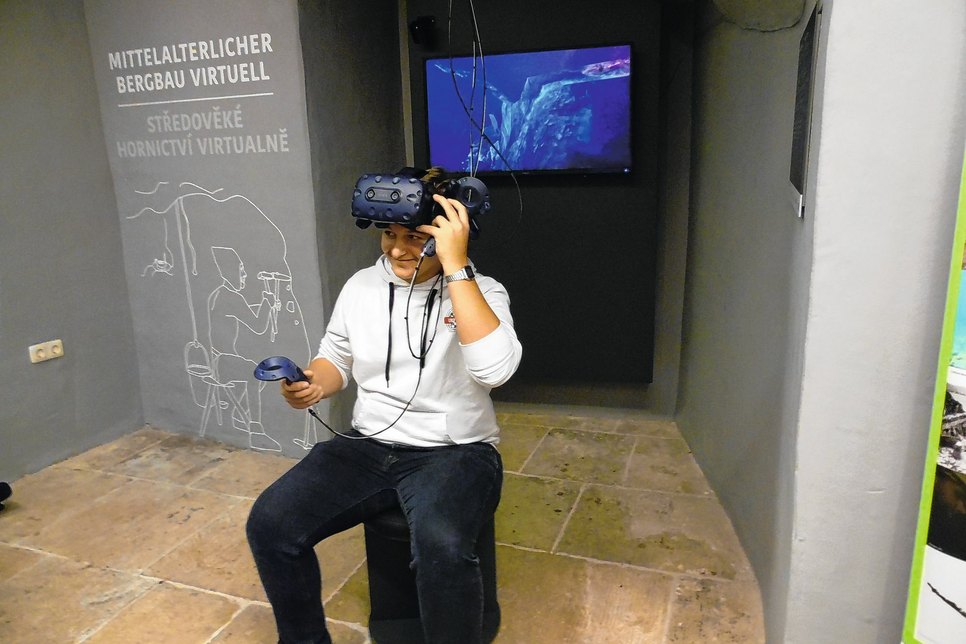 Schüler des Dippser Gymnasiums testen die VR-Brille für den virtuellen Bergwerksbesuch.                 Foto: Wo