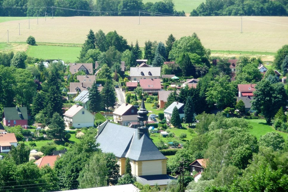 Blick vom Hutberg auf Rosendorf mit der Kirche im Zentrum Foto: privat