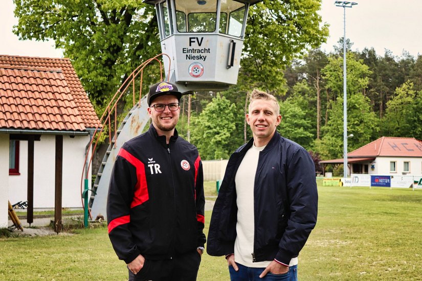 Paul Seifert, Trainer der 1. Männermannschaft, und der Vereinsvorsitzende Toni Heide freuen sich auf den sportlichen Neustart bei der Eintracht aus Niesky. Foto: Verein