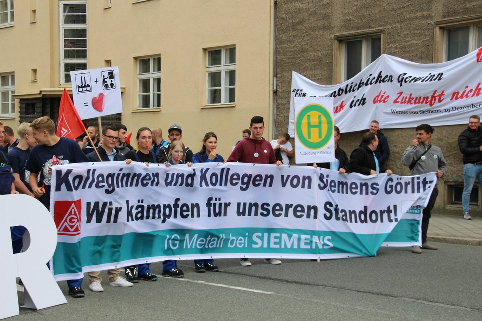 Am 22. August hatten sich rund 400 Beschäftigte vor den Siemens-Toren in Görlitz versammelt, um gegen die mögliche Schließung der Ausbildungsabteilung zu protestieren. Foto: Keil