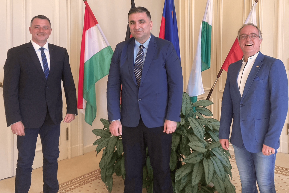 Vize-Landrat Udo Witschas trifft Botschaftsrat Dr. Irakli Shurghulaia, Abteilungsleiter der Georgischen Botschaft und Unternehmer und Initiator Jens Günther. (v.l.)
