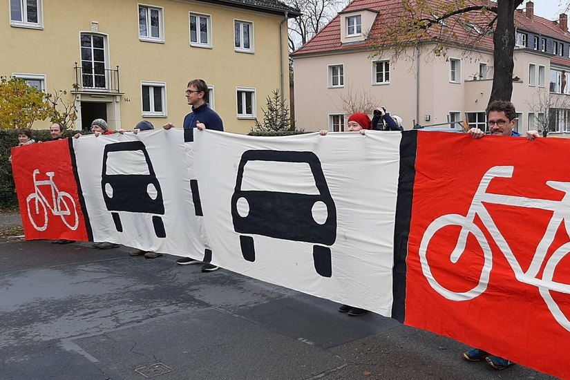 Banner-Aktion zum Radwegebau auf der Gostritzer Straße.