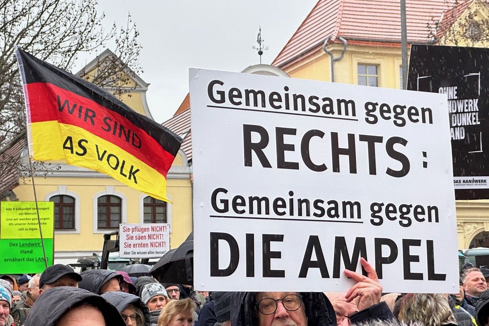 Die Mittelstandsinitiative Brandenburg hatte zu einer Protestkundgebung gegen die Politik der Bundesregierung auf den Cottbuser Altmarkt aufgerufen. Die Stimmung war aufgeheizt. Die Veranstalter verwahrten sich mehrfach, in »die rechte Ecke« geschoben zu werden.