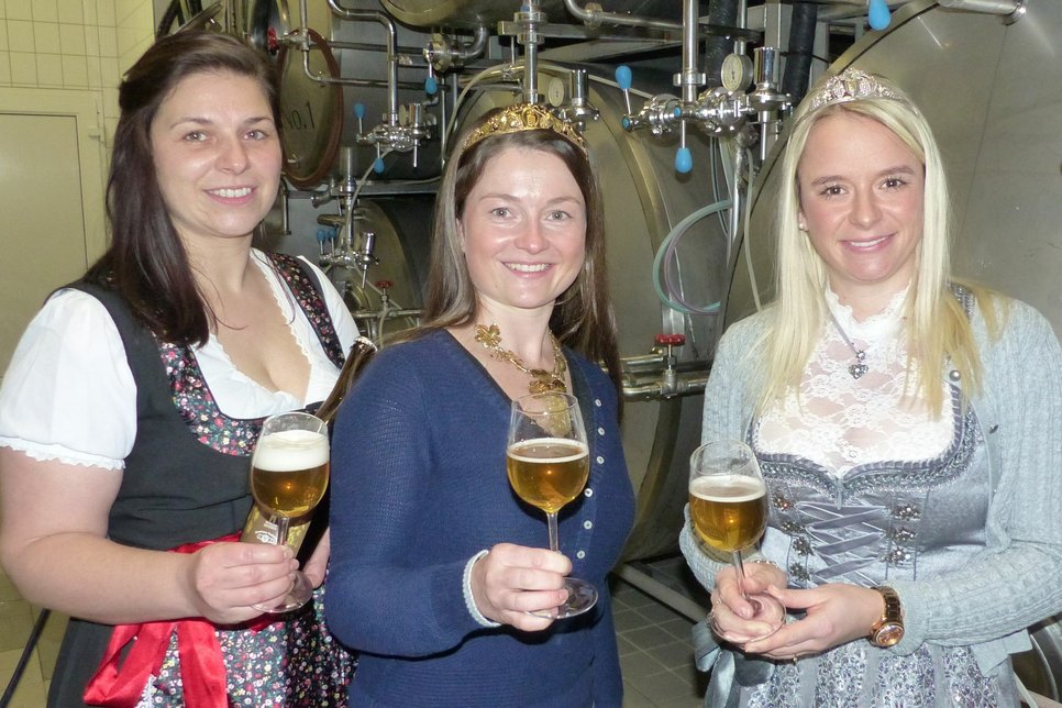 Stefanie Langhoff (Brauhaus Radebeul) mit Nicole Richter (Sächsische Weinkönigin) und Sabrina Papperitz (Sächsische Weinprinzessin, v.l.) finden das 