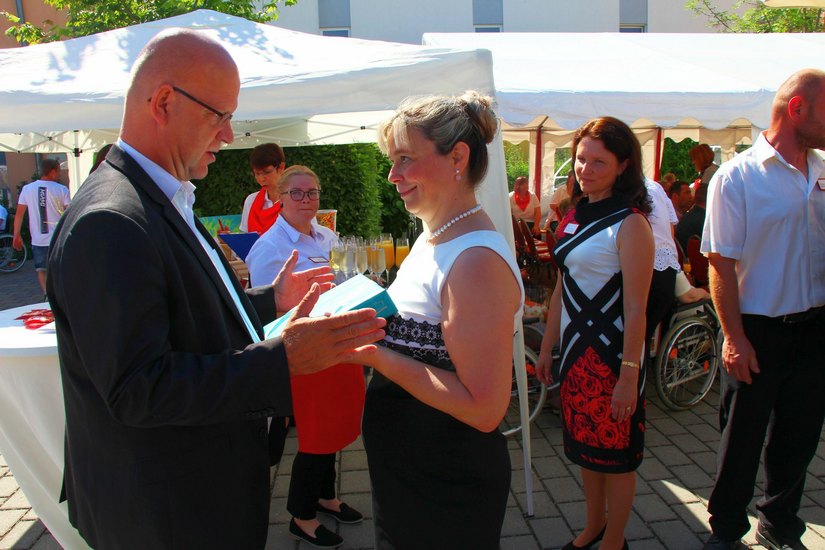 Landrat Stephan Loge gratuliert Residenzleiterin Andrea Kunert. Foto: sts