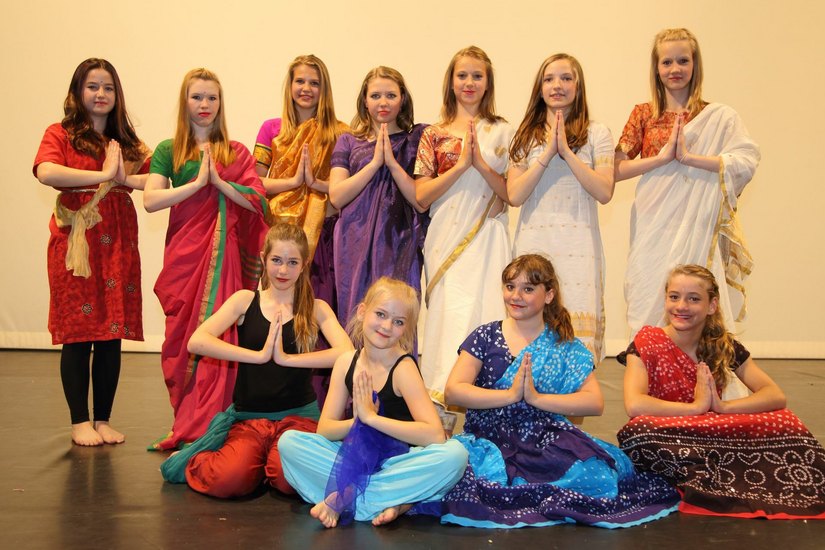 Zehn junge Frauen vom TanzArt-Atelier aus Schirgiswalde-Kirschau könnten unsere Region im nächsten Januar bei einem internationalen Festival in Indien vertreten. Doch dafür sind sie auf Ihre Hilfe angewiesen. Foto: Uwe E. Nimmrichter