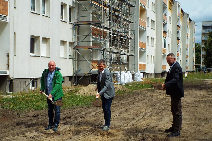 Karsten Strüver, Bengt Kanzler und Alexander Kohl beim symbolischen Spatenstich. Foto: pm