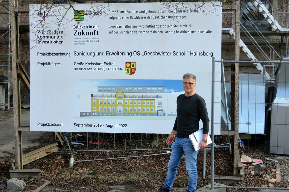 Bauleiter Jens Römisch erläutert die Erweiterungen an der Geschwister-Scholl-Oberschule in Hainsberg.