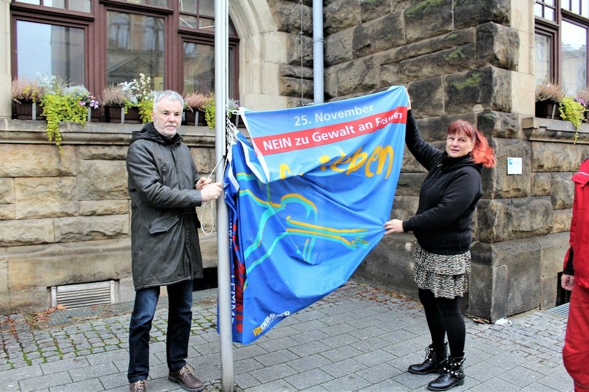 Um auf das Thema aufmerksam zu machen, haben OB Uwe Rumberg und Freitals Gleichstellungsbeauftragte Jona Hildebrandt am Potschappler Rathaus die Flagge gegen Gewalt gehisst.